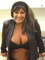 a milf in Bloomfield Hills, Michigan